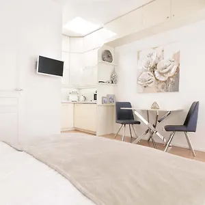 https://cozyquiet-apartment-with-a-c-in-city-centre.praguehotelsweb.com